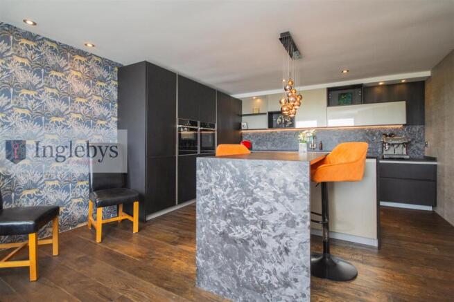 3 bed Apartment for sale Image 11