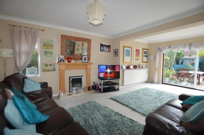 LOUNGE DINING ROOM