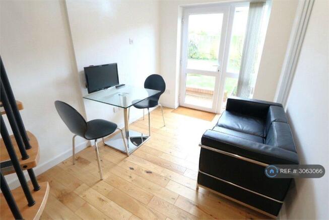 Lounge/Dining