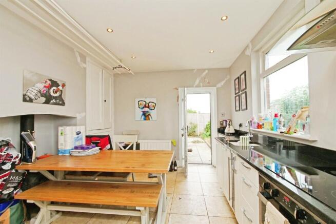 4 bed Semi-Detached for sale Image 4