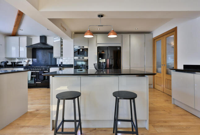 6 bed Detached for sale Image 6