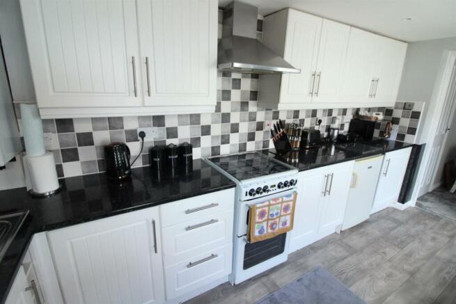 BREAKFASTING/KITCHEN