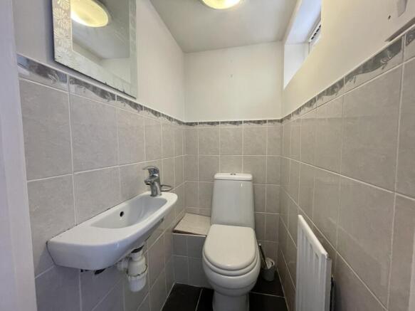 4 bed House to rent Image 8