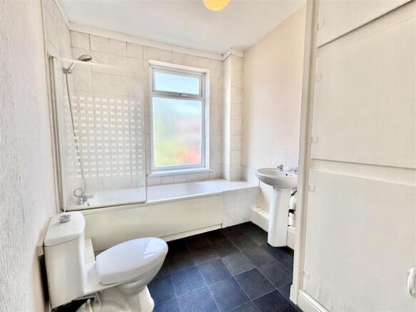 2 bed Terraced to rent Image 4