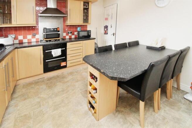 3 bed Semi-Detached for sale Image 4