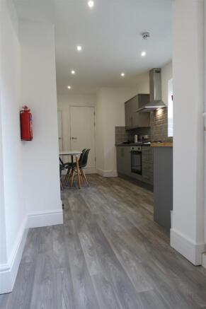 6 bed House to rent Image 4