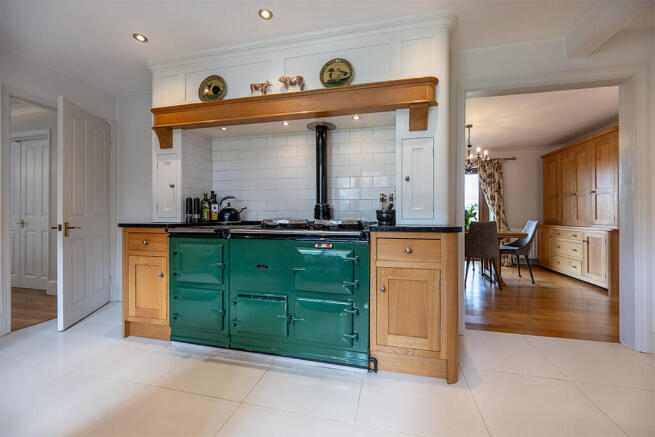 5 bed Detached for sale Image 7
