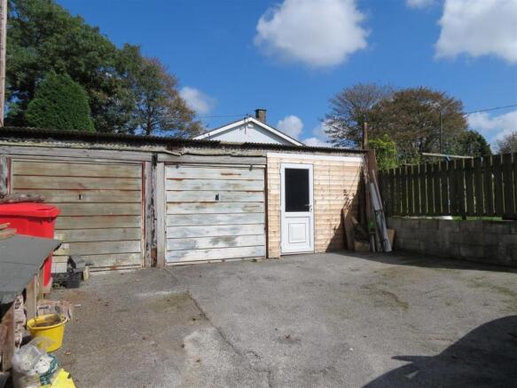 Garage/Workshop: