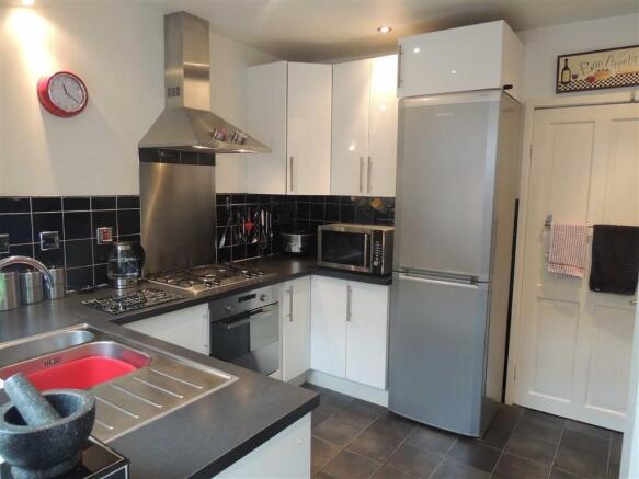 FITTED KITCHEN