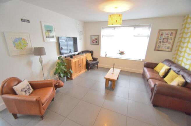 Open Plan Living/Dining Kitchen
