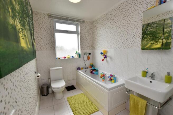FAMILY BATHROOM (SIDE)