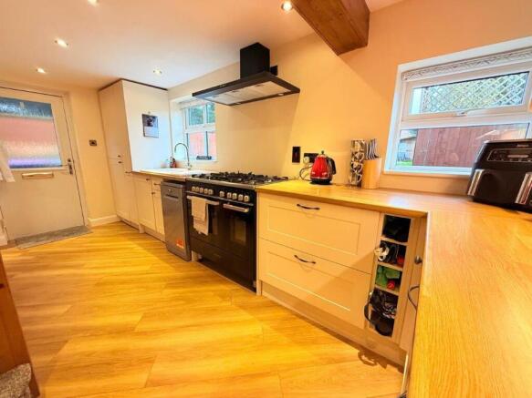 KITCHEN / DINING