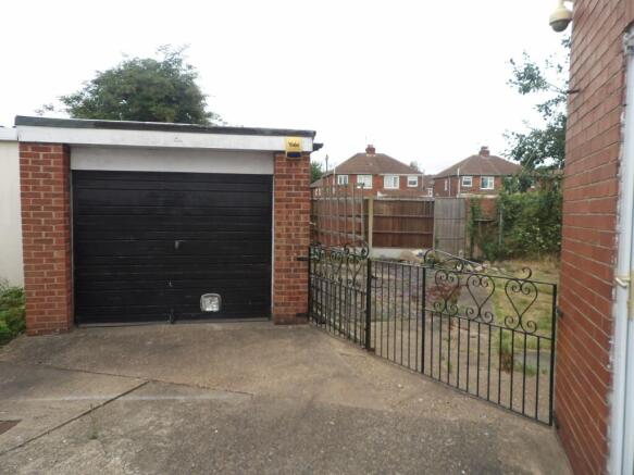 2 bed Semi-Detached to rent Image 8