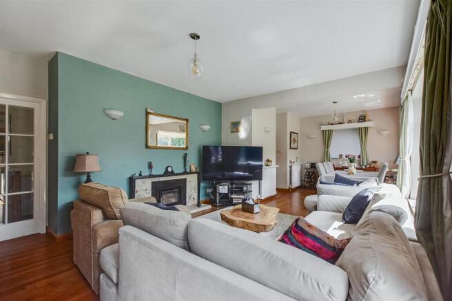 Lounge/Dining Room