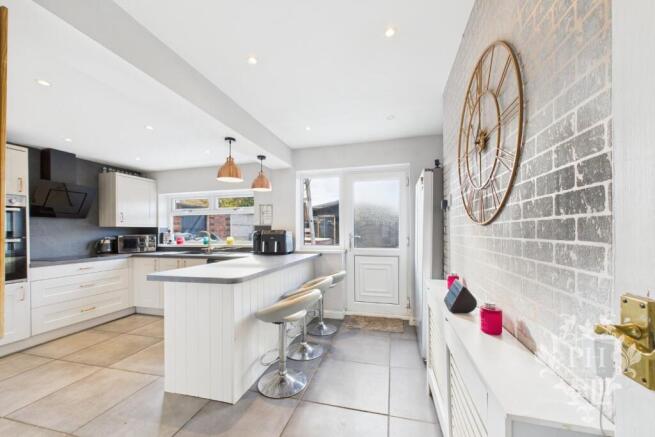5 bed Semi-Detached for sale Image 6