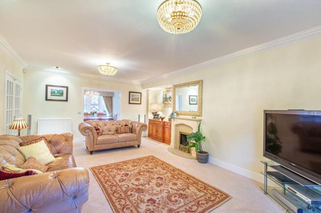 5 bed Detached for sale Image 4