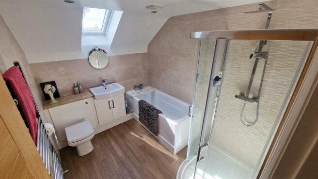 10 Shones Croft main bathroom.jpg