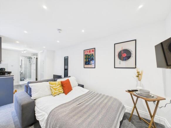 CAM03062G0-PR0147-STILL002 (1)