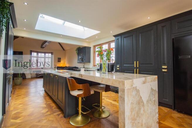 6 bed Detached for sale Image 9