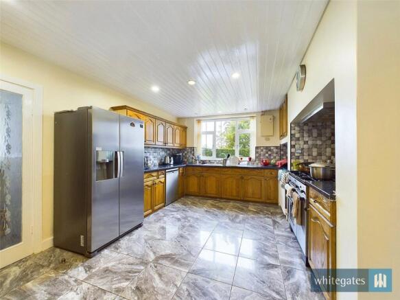 6 bed Detached for sale Image 5