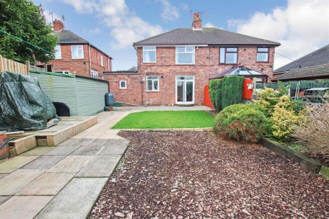 ENCLOSED REAR GARDEN