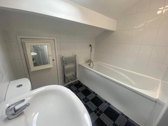 4 bed Semi-Detached Bungalow to rent Image 10