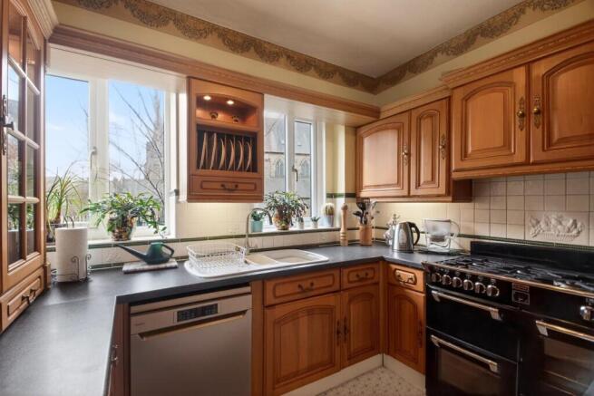 6 bed Semi-Detached for sale Image 5
