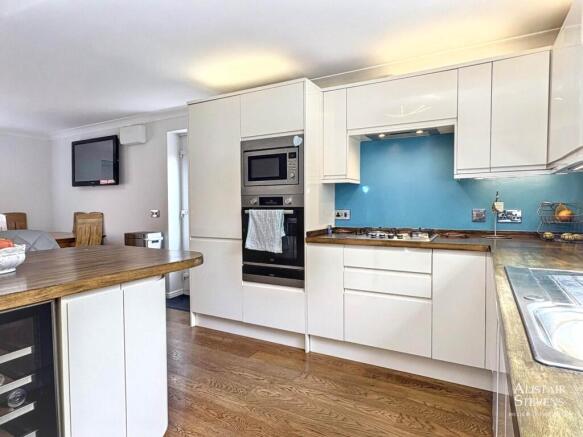 4 bed Detached for sale Image 8