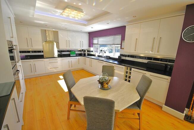 5 bed Detached for sale Image 8