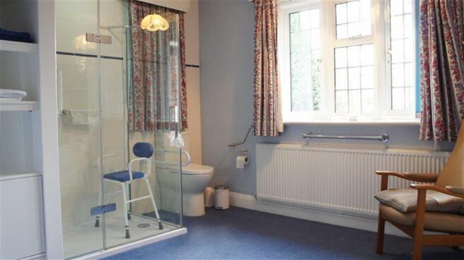 EN-SUITE SHOWER ROOM