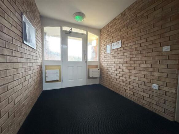 COMMUNAL ENTRANCE HALLWAY