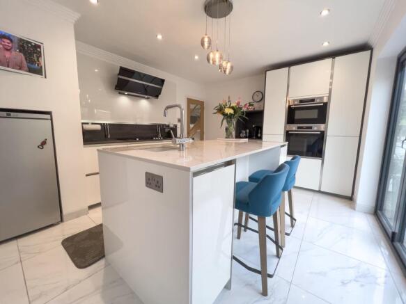 KITCHEN/BREAKFAST ROOM