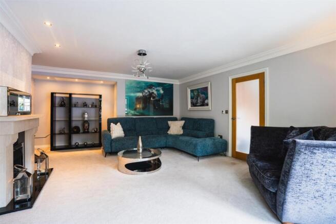 5 bed Detached for sale Image 8