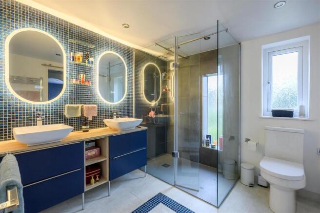 5 bed Semi-Detached to rent Image 5