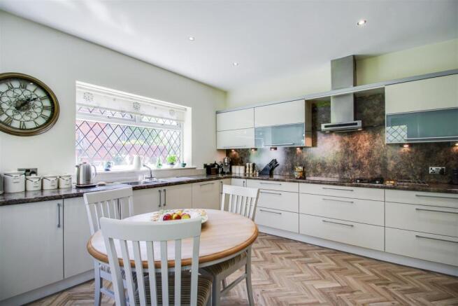 KITCHEN BREAKFAST ROOM