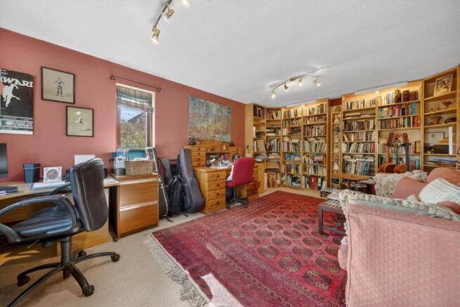 5 bed Detached for sale Image 11