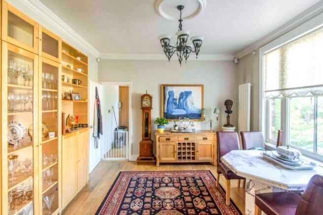 6 bed Detached for sale Image 8