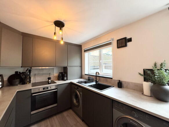 3 bed Town House for sale Image 4