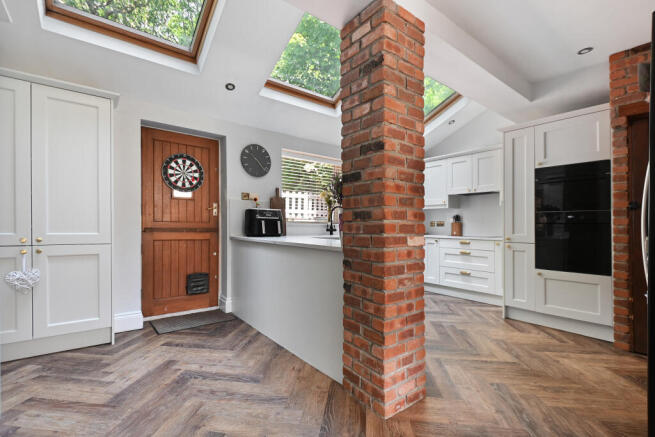 4 bed Semi-Detached for sale Image 9