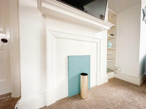 ALTERNATE VIEW OF LOUNGE AREA