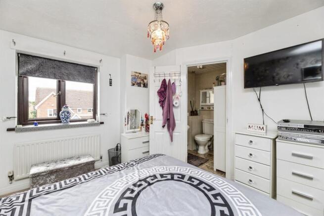 4 bed Detached for sale Image 5