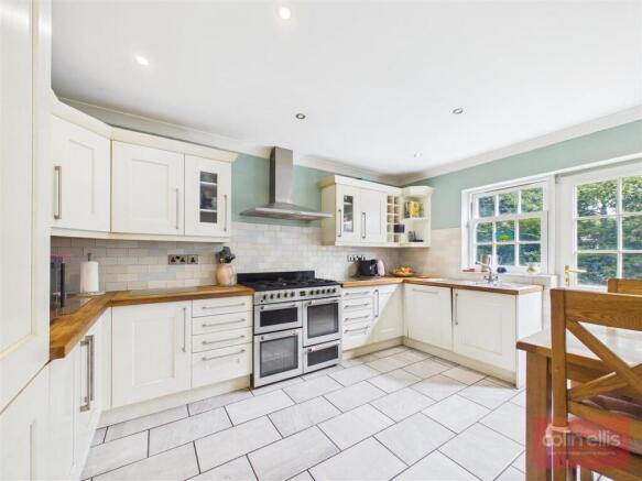 5 bed Detached for sale Image 7