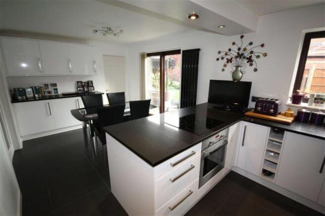 KITCHEN/DINING ROOM