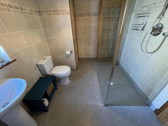 EN-SUITE SHOWER ROOM