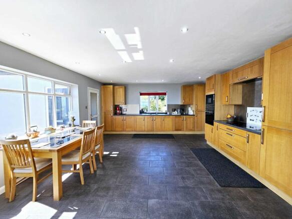 5 bed Detached for sale Image 10