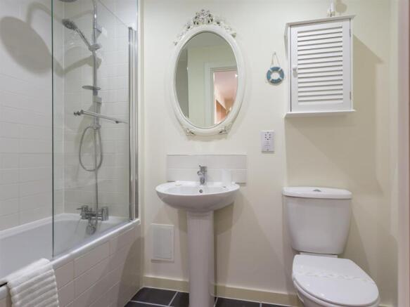 Bathroom-1_2048_X_1536.jpg