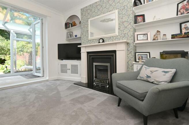 Living Room to conservatory and garden.jpg