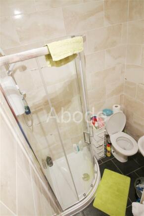 4 bed House to rent Image 8