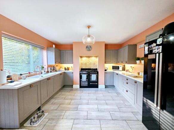 3 bed Semi-Detached for sale Image 4