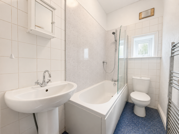 2 bed Terraced to rent Image 6